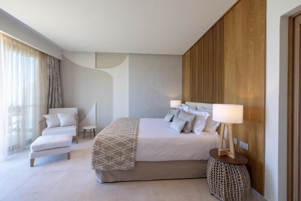 rooms-suite-pool-front-ground-floor