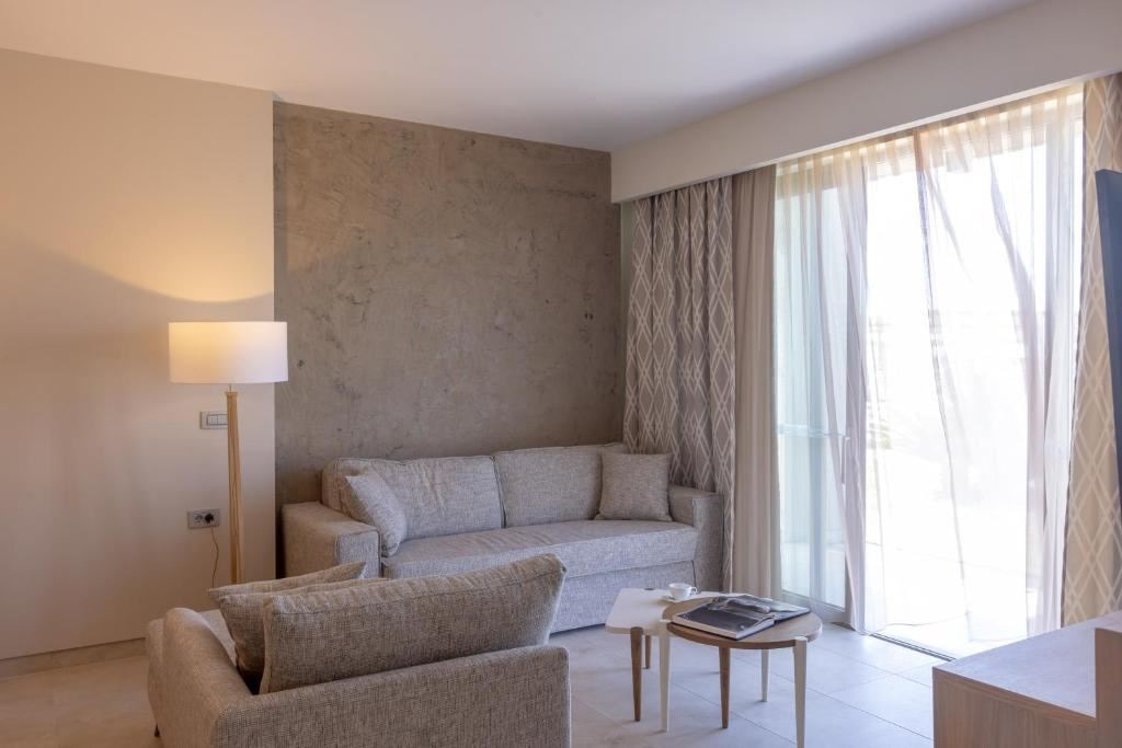 rooms-suite-pool-front-ground-floor