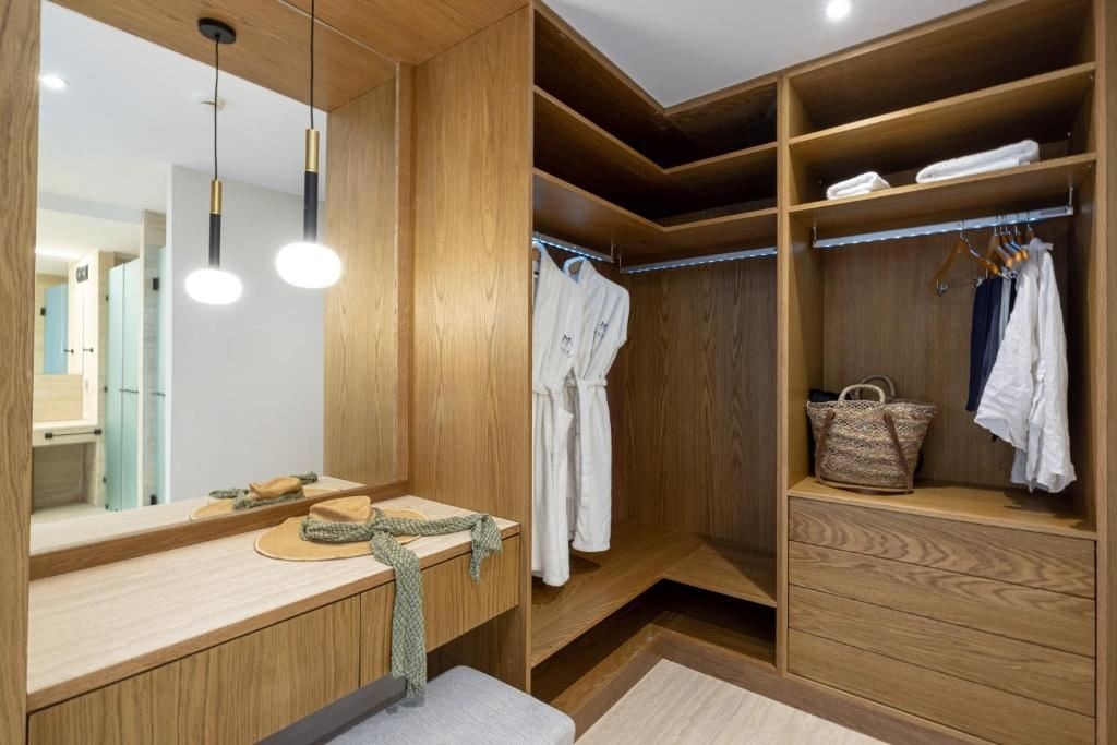 rooms-suite-pool-front-ground-floor