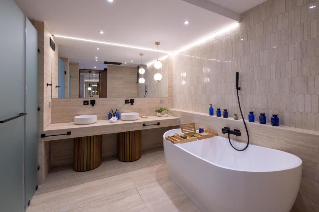 rooms-suite-pool-front-ground-floor