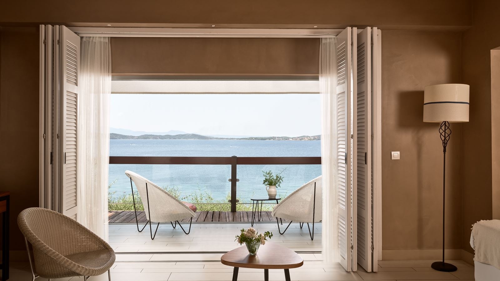 rooms-bungalow-sea-front-balcony