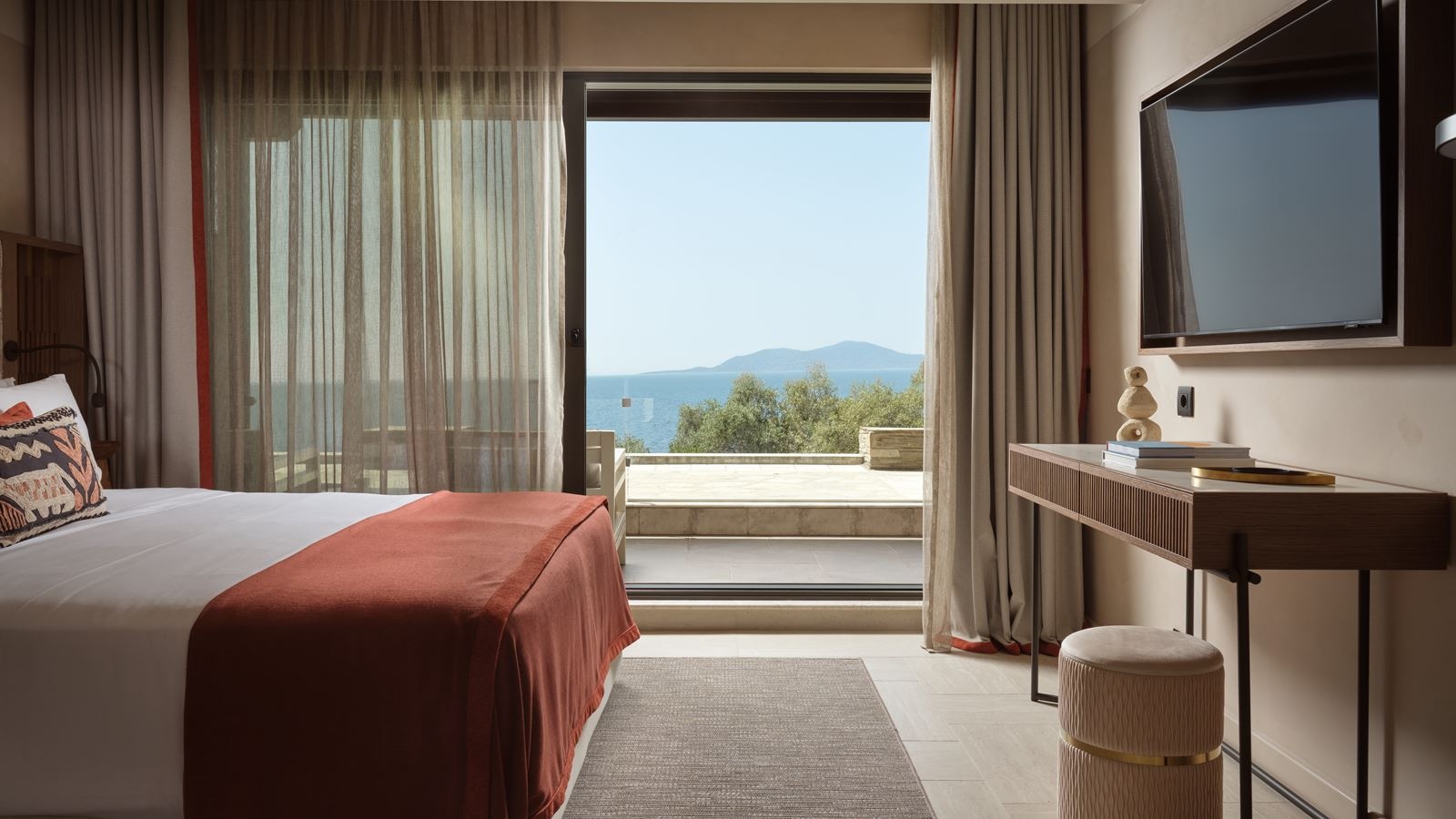 rooms-deluxe-junior-suite-sea-front