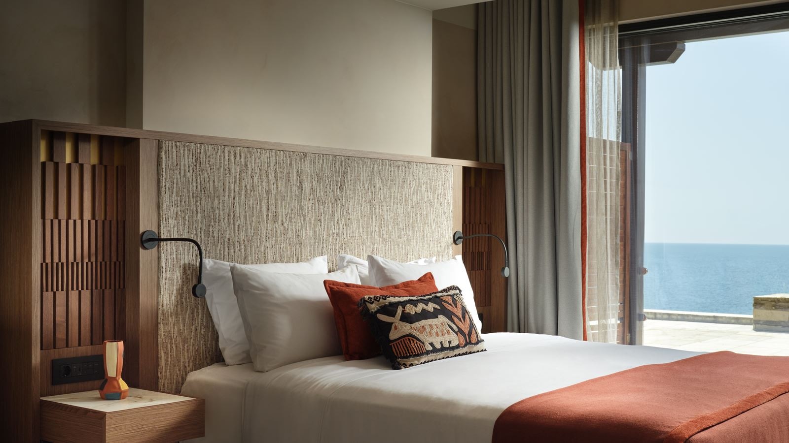 rooms-deluxe-junior-suite-sea-front