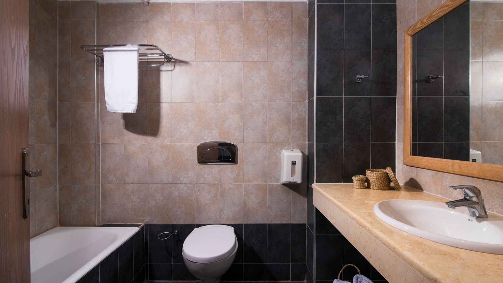 rooms-double-or-twin-pool-view