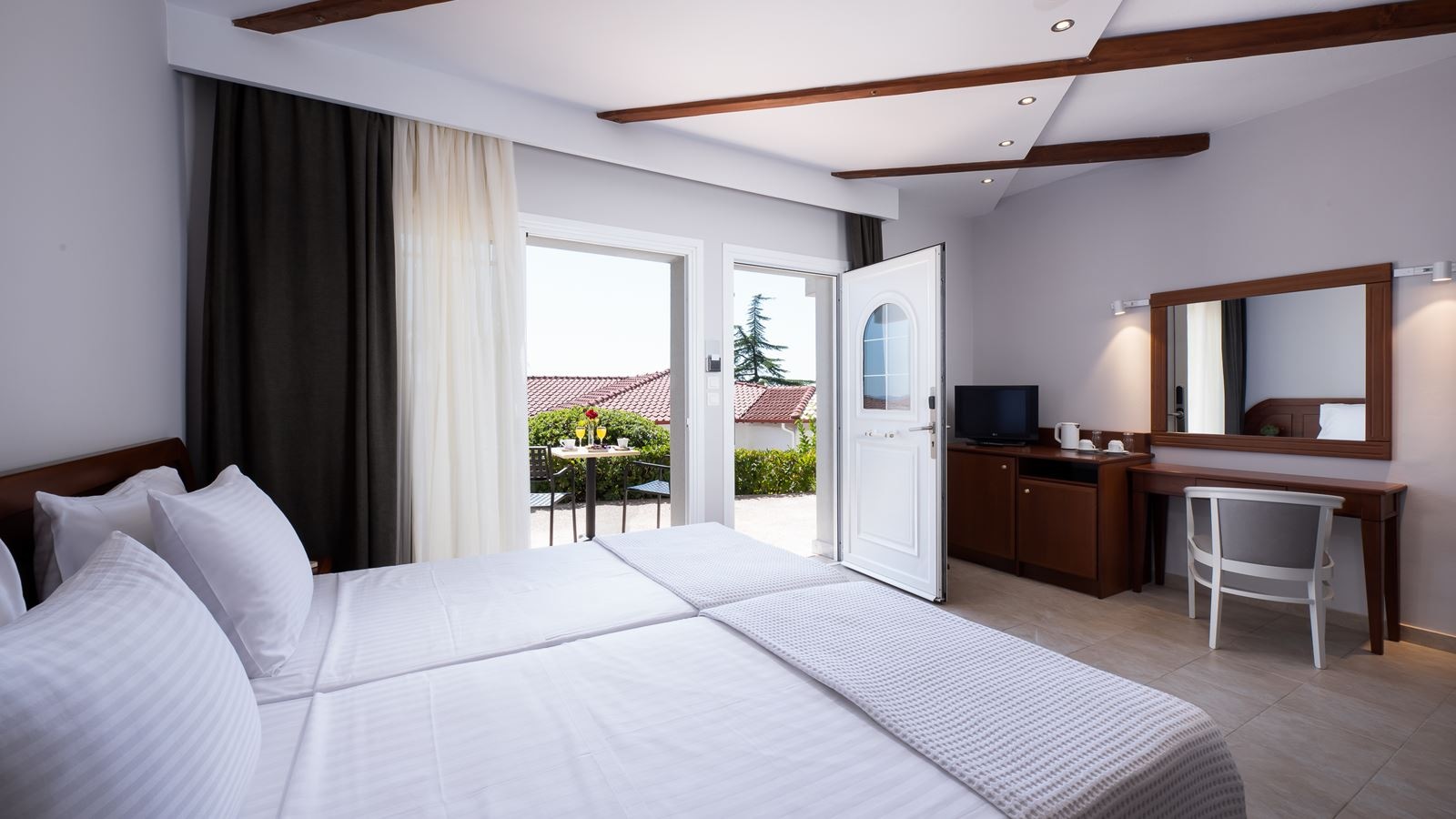 rooms-family-room-garden-view