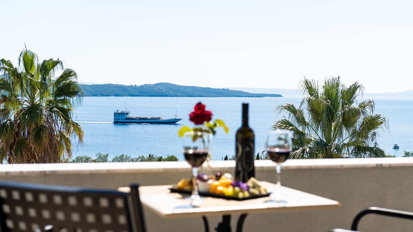 rooms-one-bedroom-family-suite-sea-view