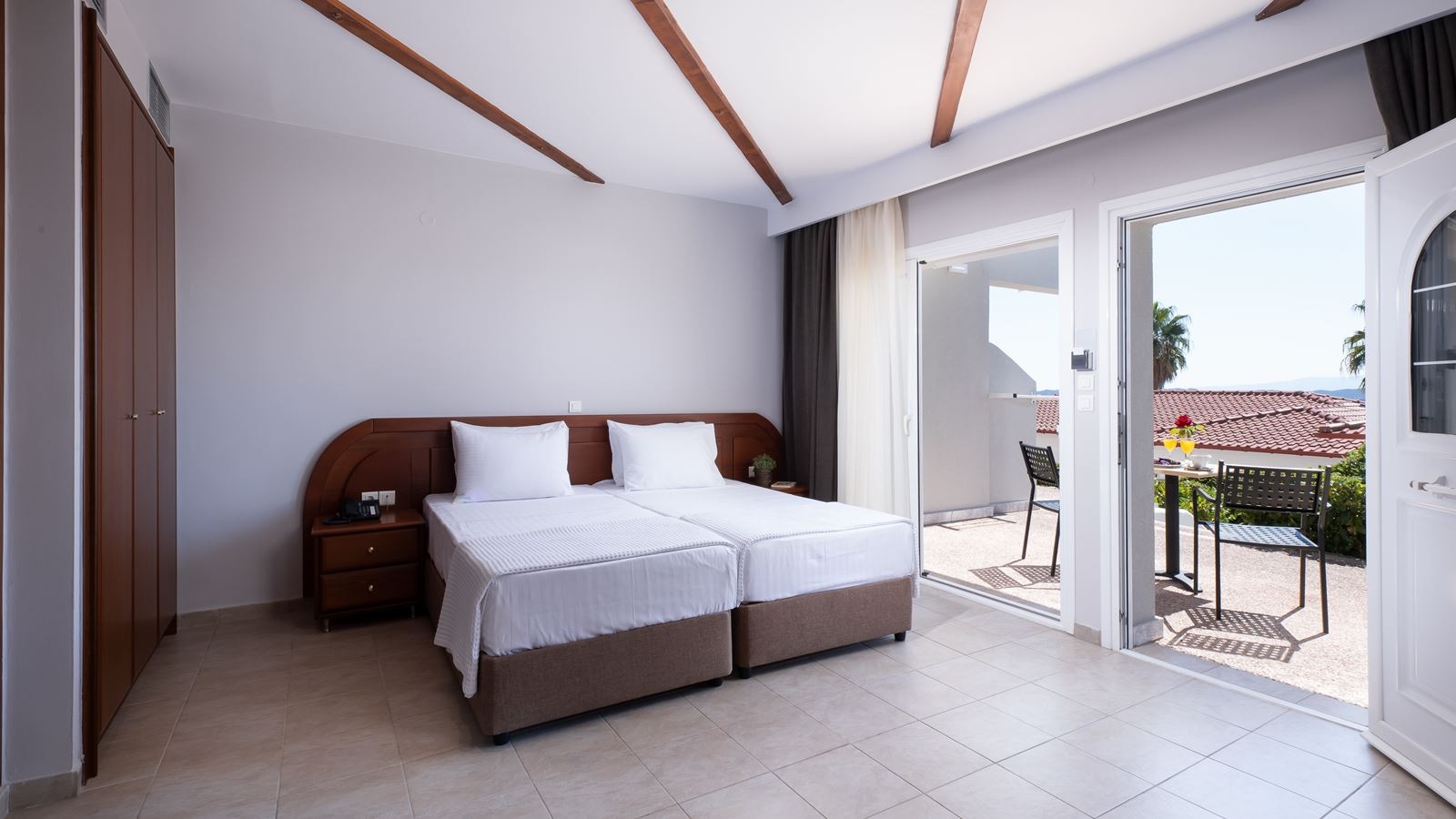 rooms-family-room-garden-view