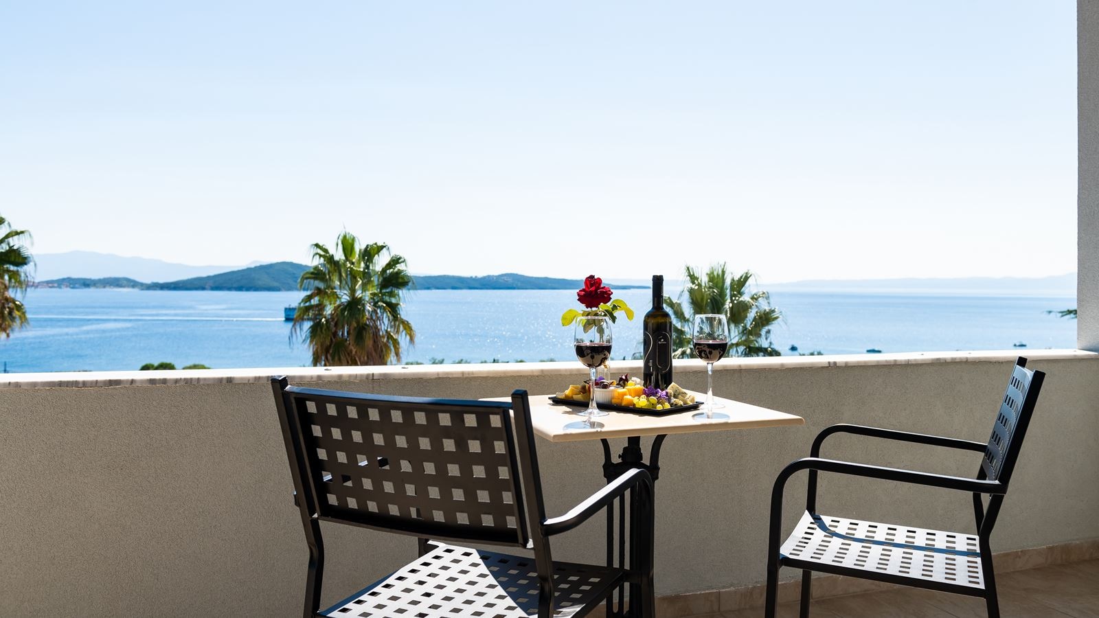 rooms-one-bedroom-family-suite-sea-view