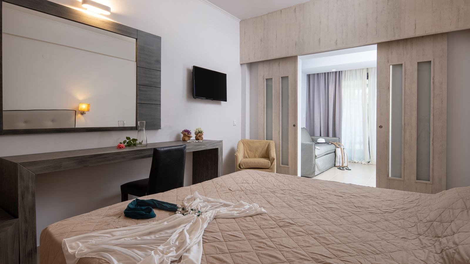 rooms-deluxe-family-land-view