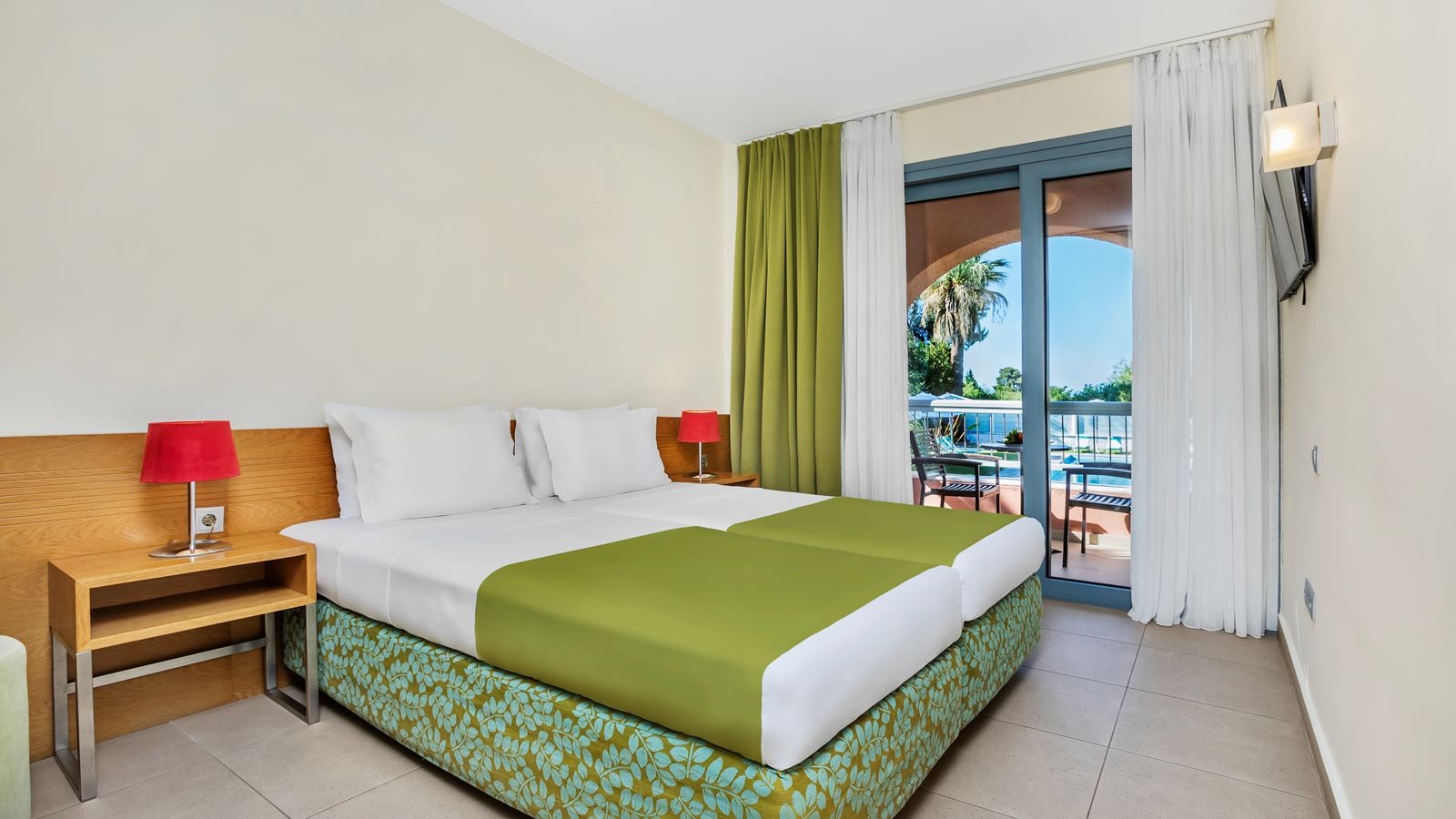 rooms-room-double-superior-poolview