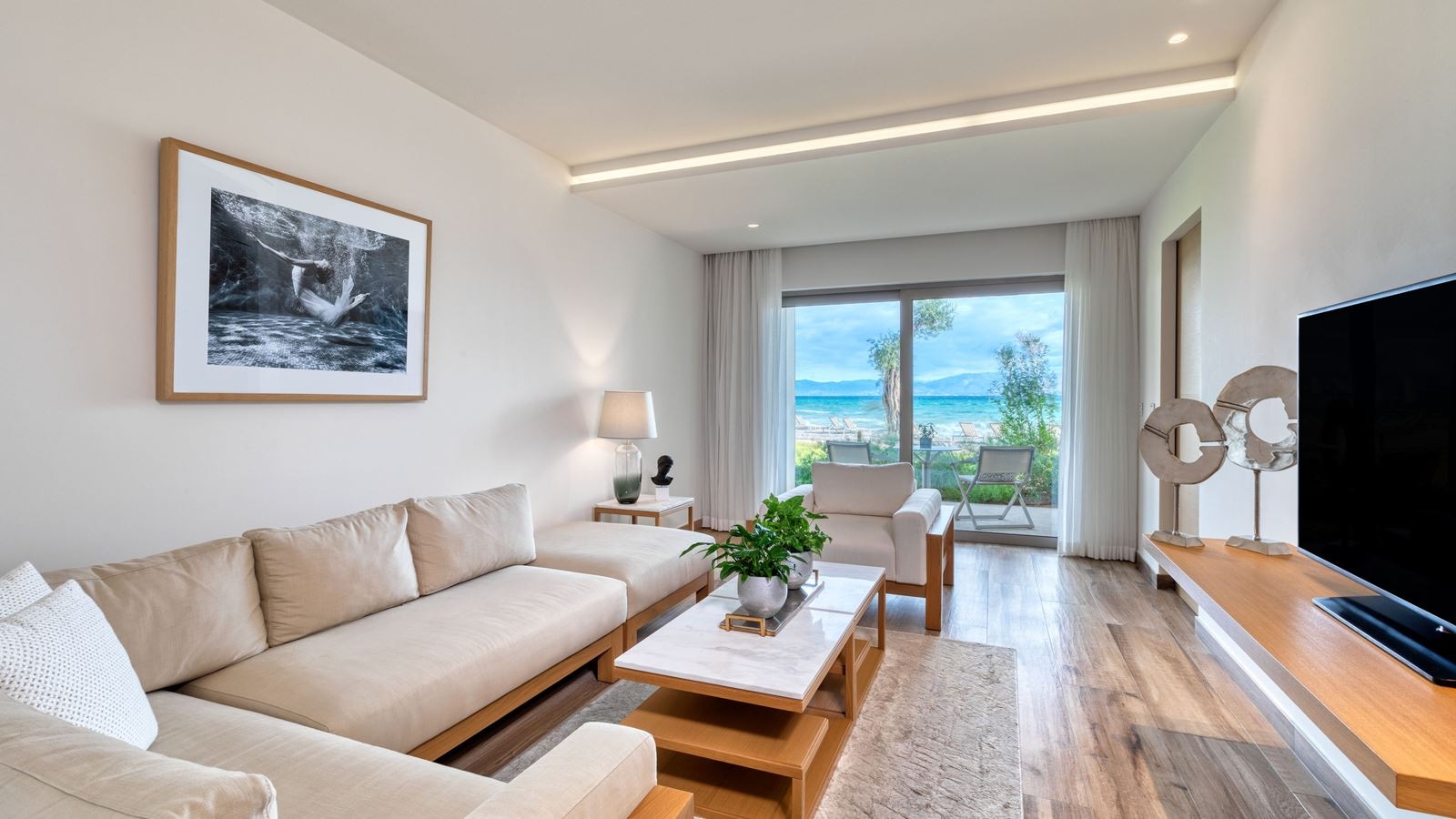 rooms-emerald-suite-beach-front