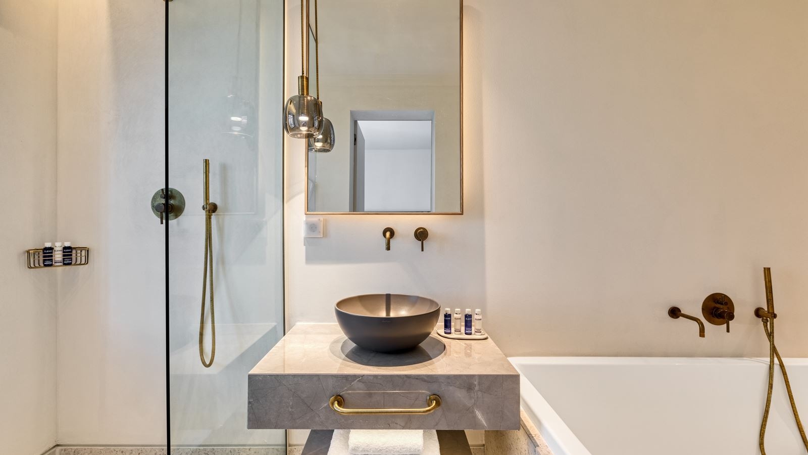 rooms-opal-suite-sea-view