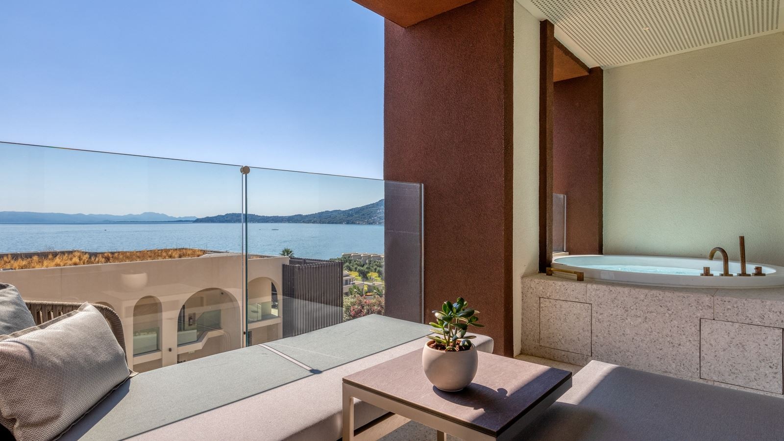 rooms-jade-suite-with-outdoor-jacuzzi