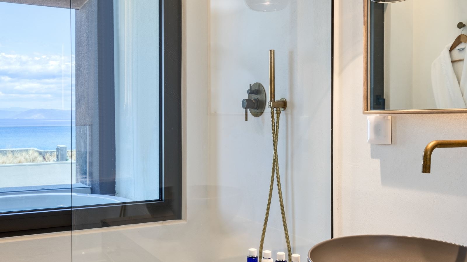 rooms-jade-suite-with-outdoor-jacuzzi