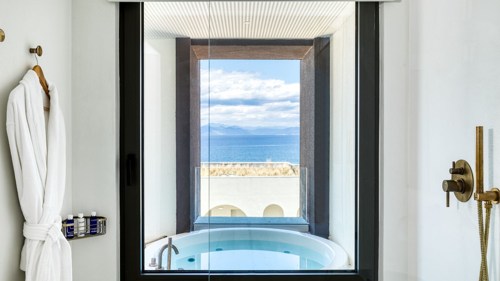 rooms-jade-suite-with-outdoor-jacuzzi