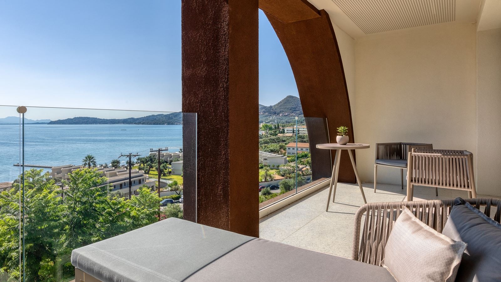 rooms-grand-opal-suite-sea-view
