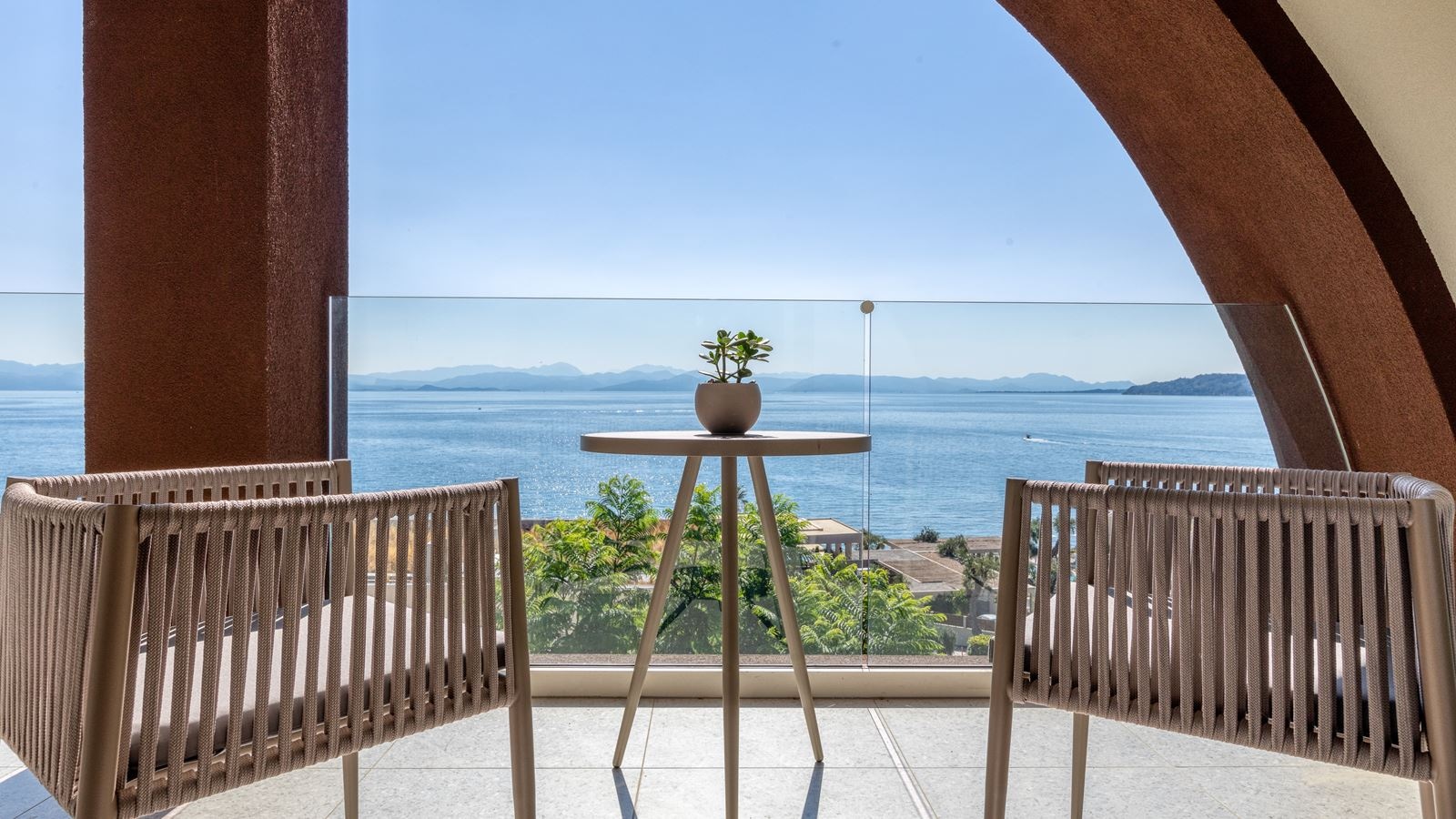 rooms-grand-opal-suite-sea-view