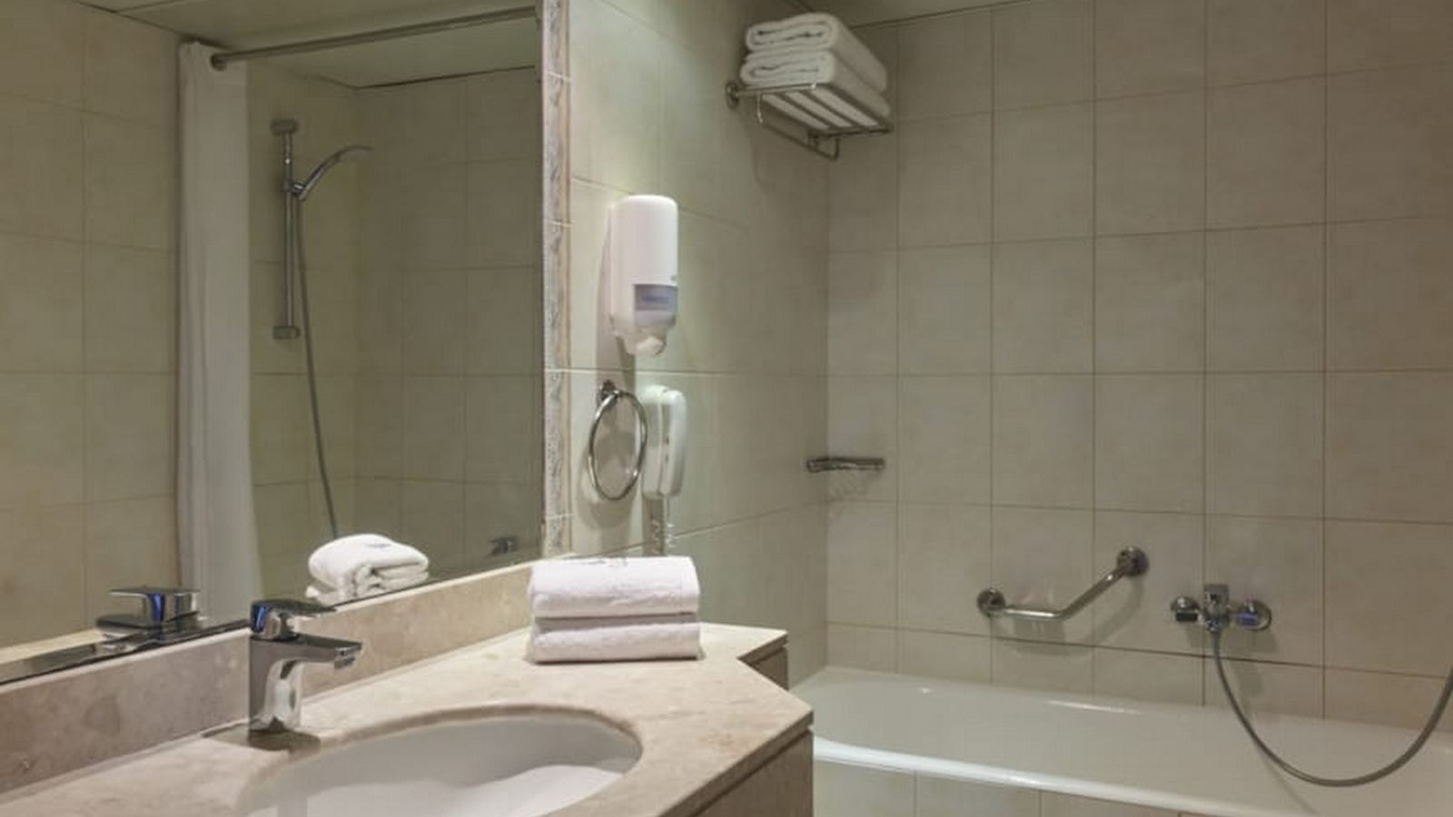 rooms-family-room-with-partition-inland-view