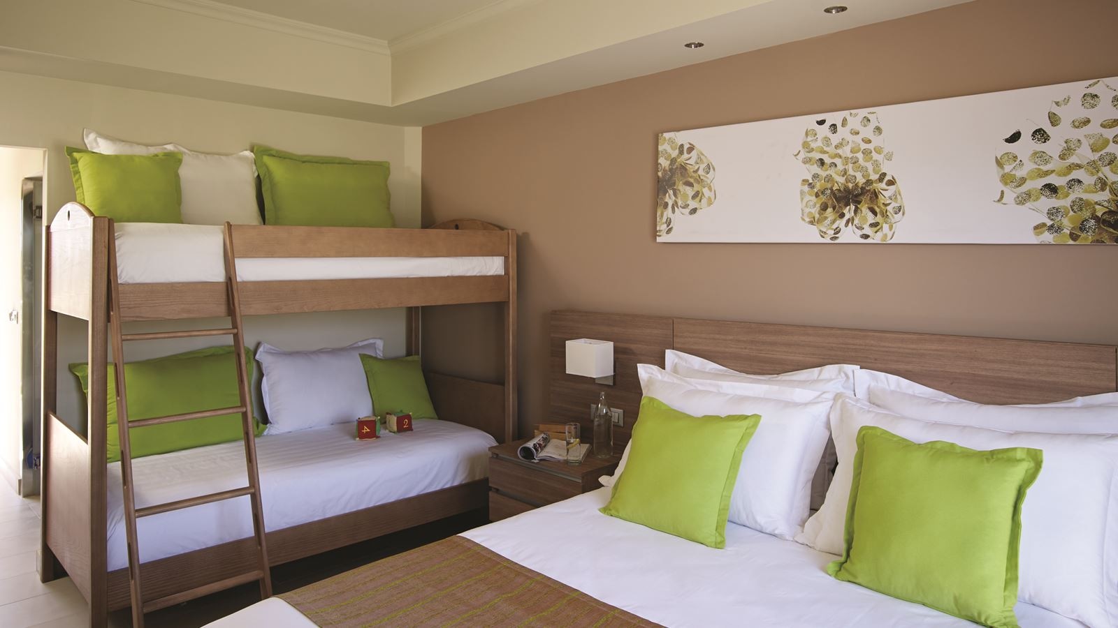 rooms-family-suite-garden-view-terrace-or-balcony