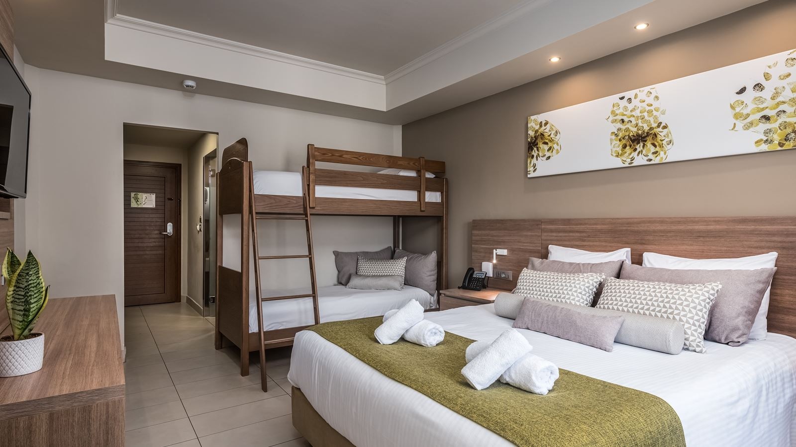 rooms-family-suite-garden-view-terrace-or-balcony