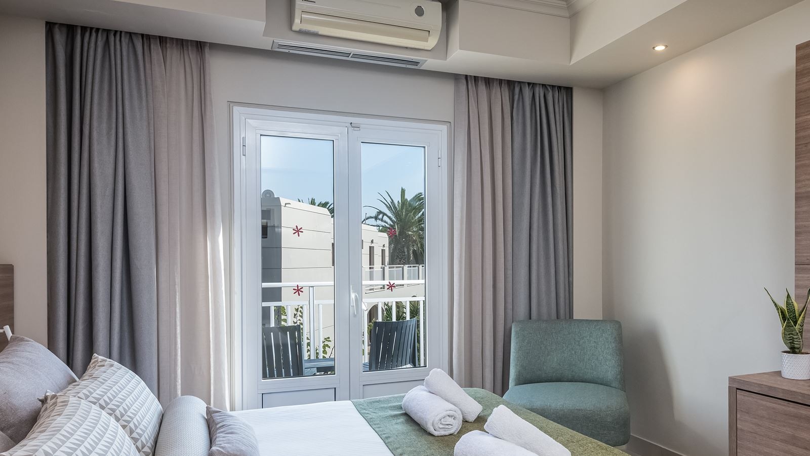 rooms-family-suite-garden-view-terrace-or-balcony