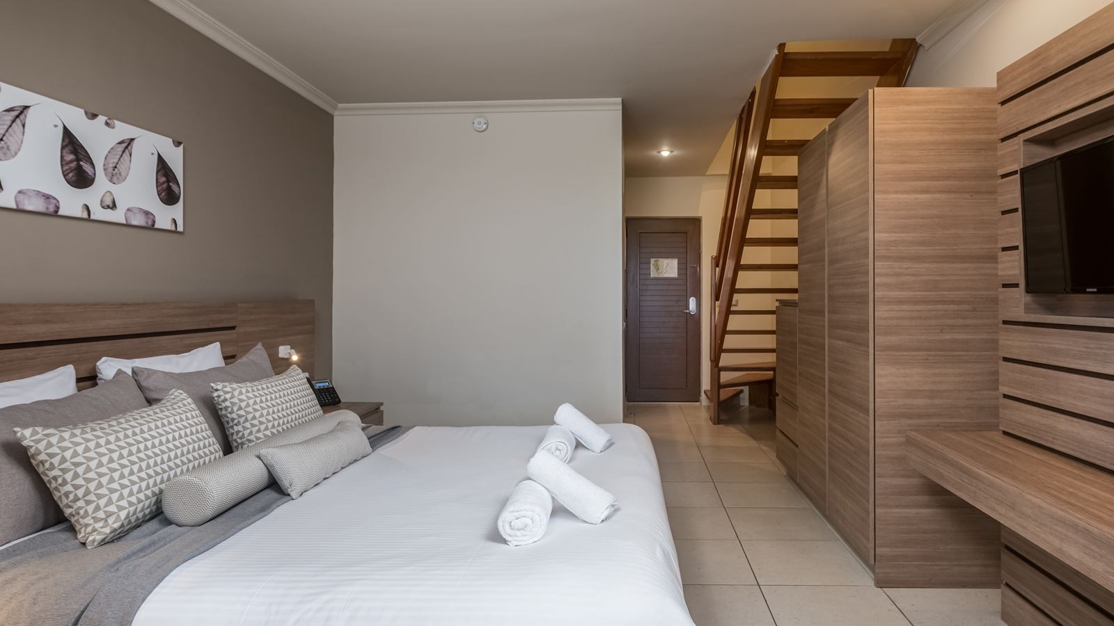 rooms-deluxe-duplex-family-room-garden-view