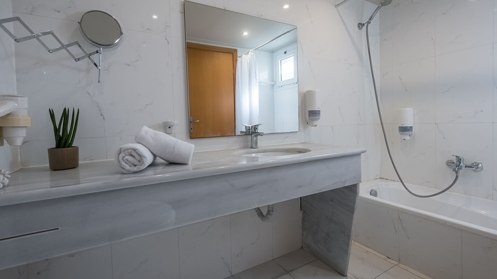 rooms-deluxe-duplex-family-room-garden-view