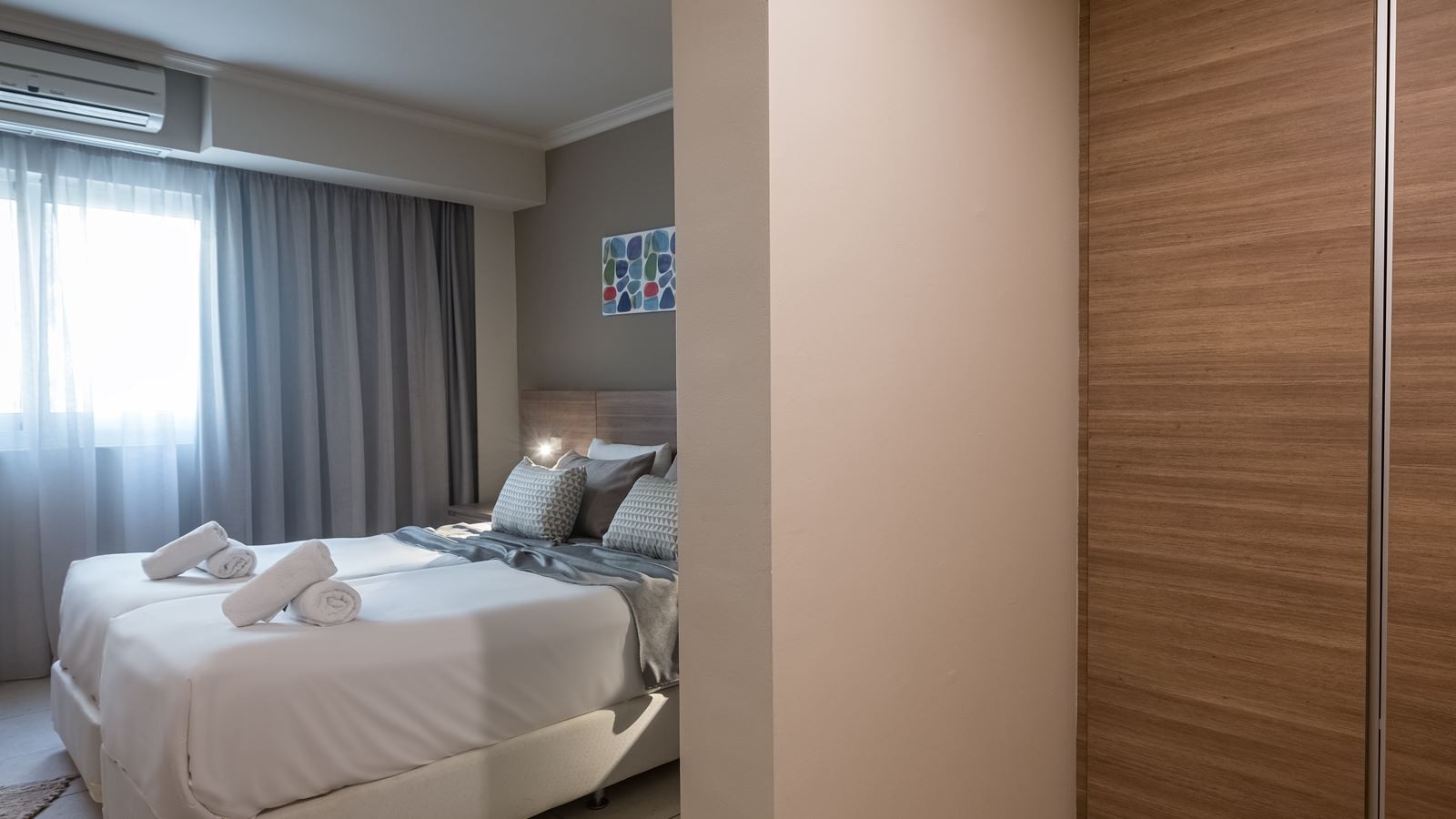 rooms-deluxe-duplex-family-room-garden-view