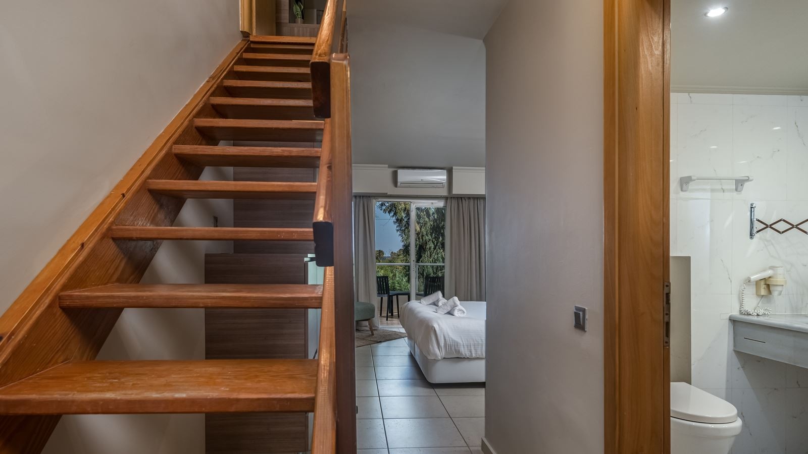 rooms-deluxe-duplex-family-room-garden-view