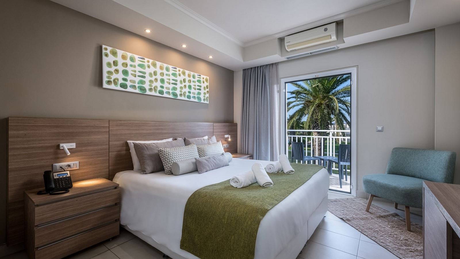 rooms-double-room-with-shared-pool