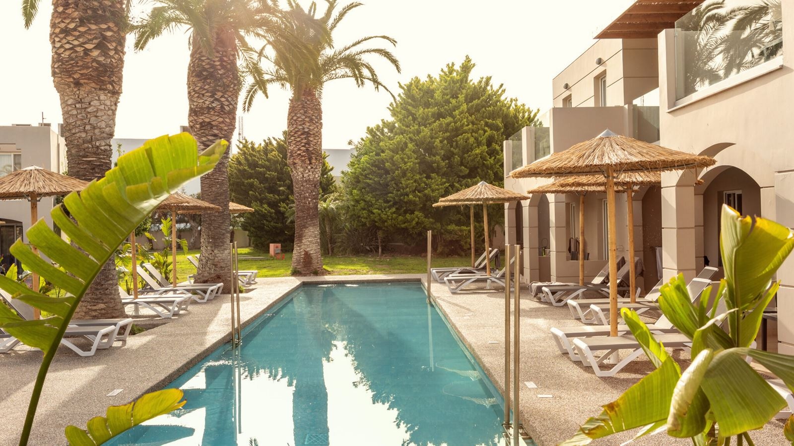 rooms-double-room-with-shared-pool