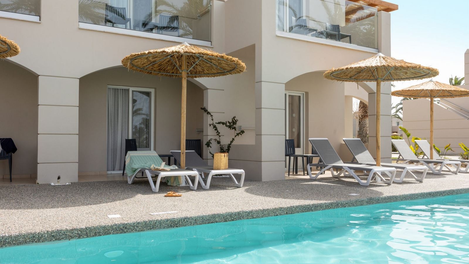 rooms-double-room-with-shared-pool