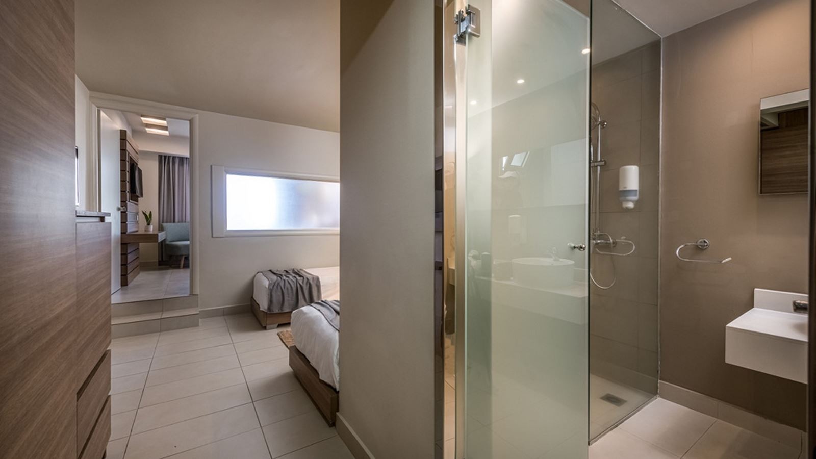 rooms-family-garden-view