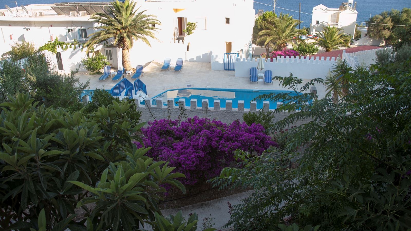 rooms-family-apartment-1-bedroom-poolsea-view