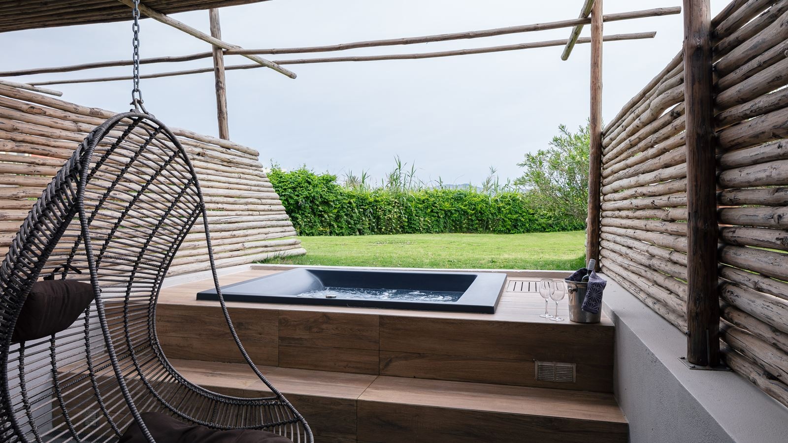 rooms-superior-room-garden-level-with-outdoor-jetted-tub