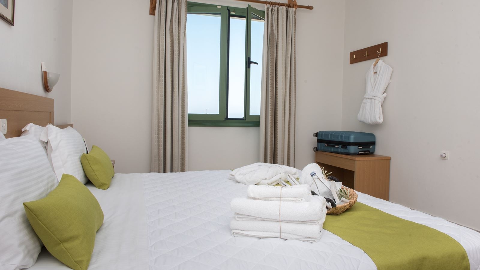 rooms-classic-room-pool-view