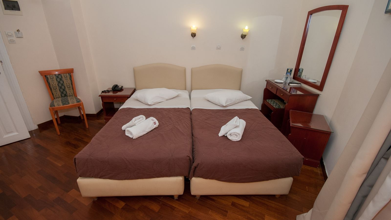 rooms-quadruple-three-beds