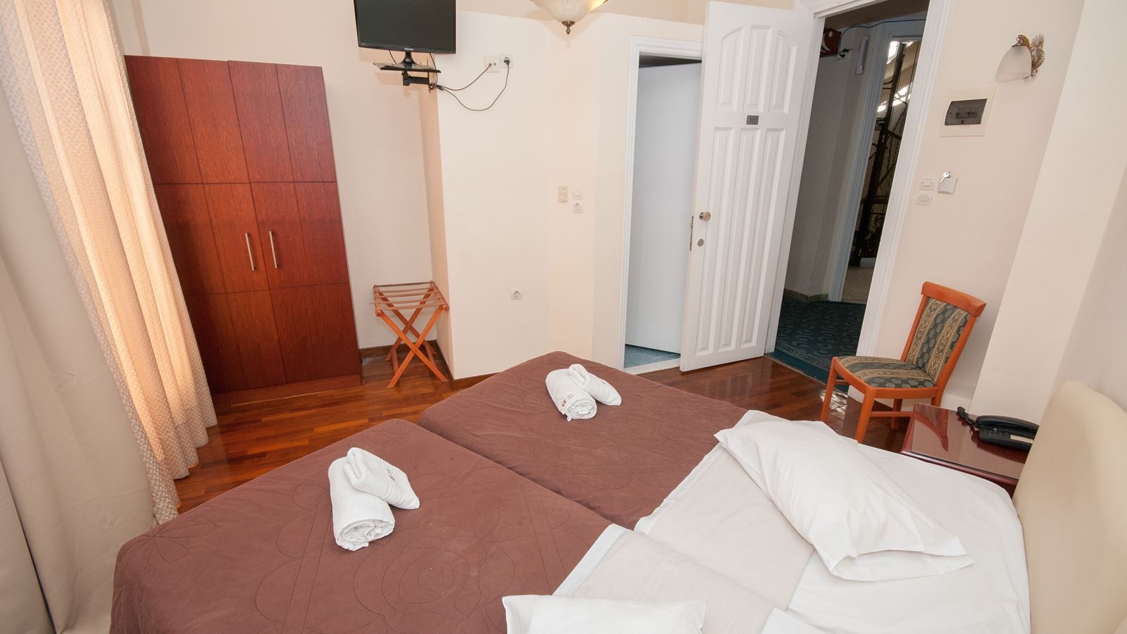 rooms-quadruple-three-beds