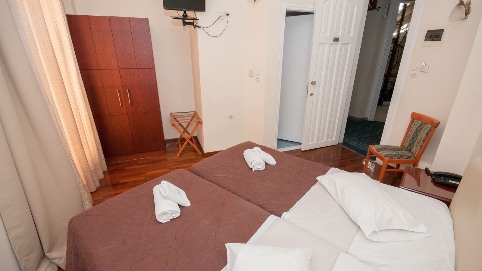 rooms-quadruple-three-beds