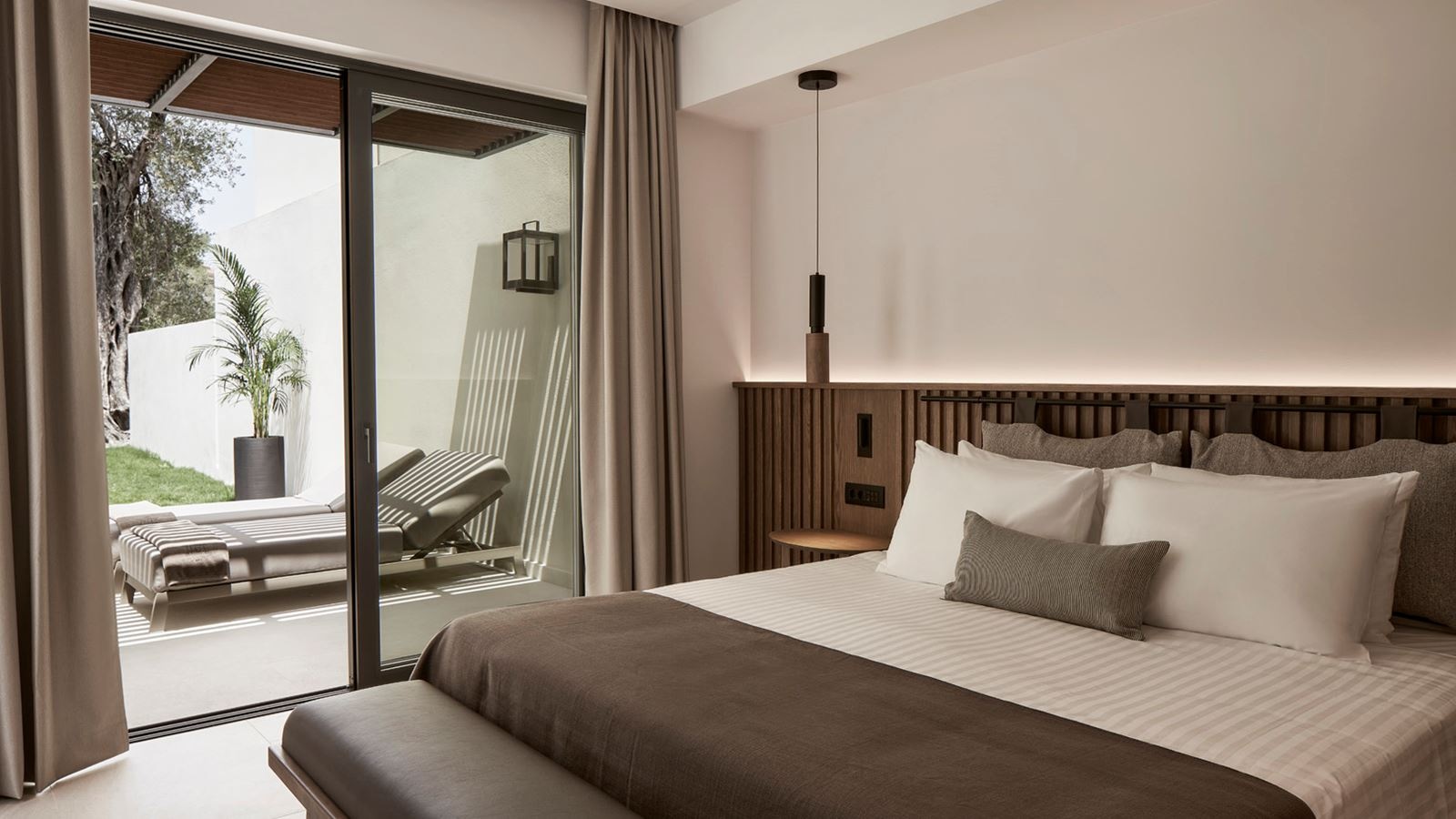 rooms-executive-suite-with-private-pool