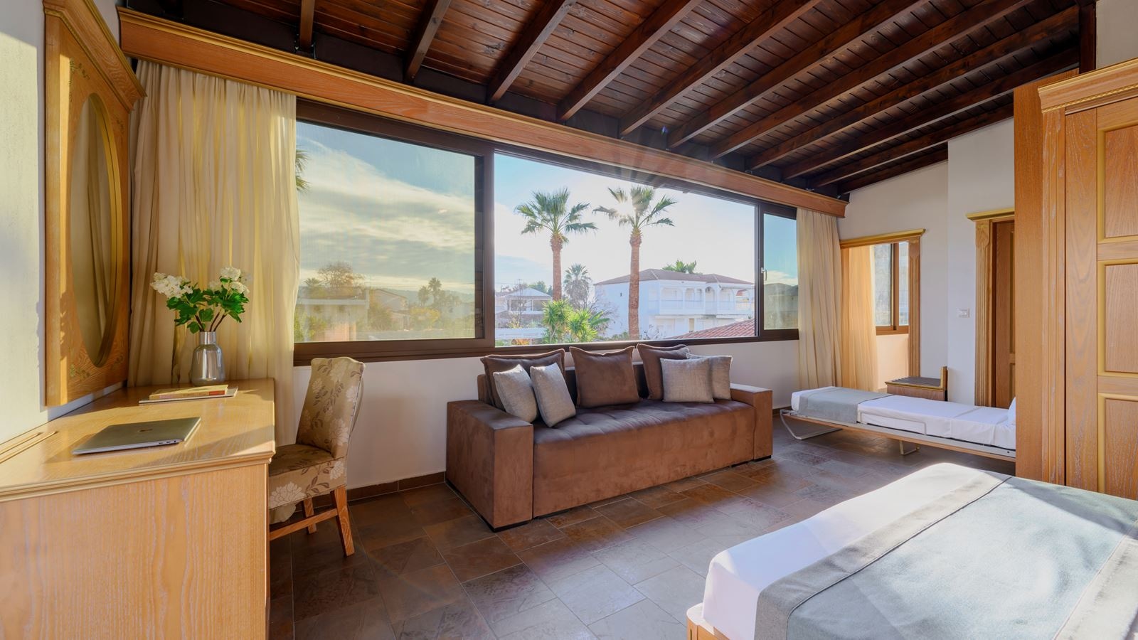 rooms-family-suite-pool-view