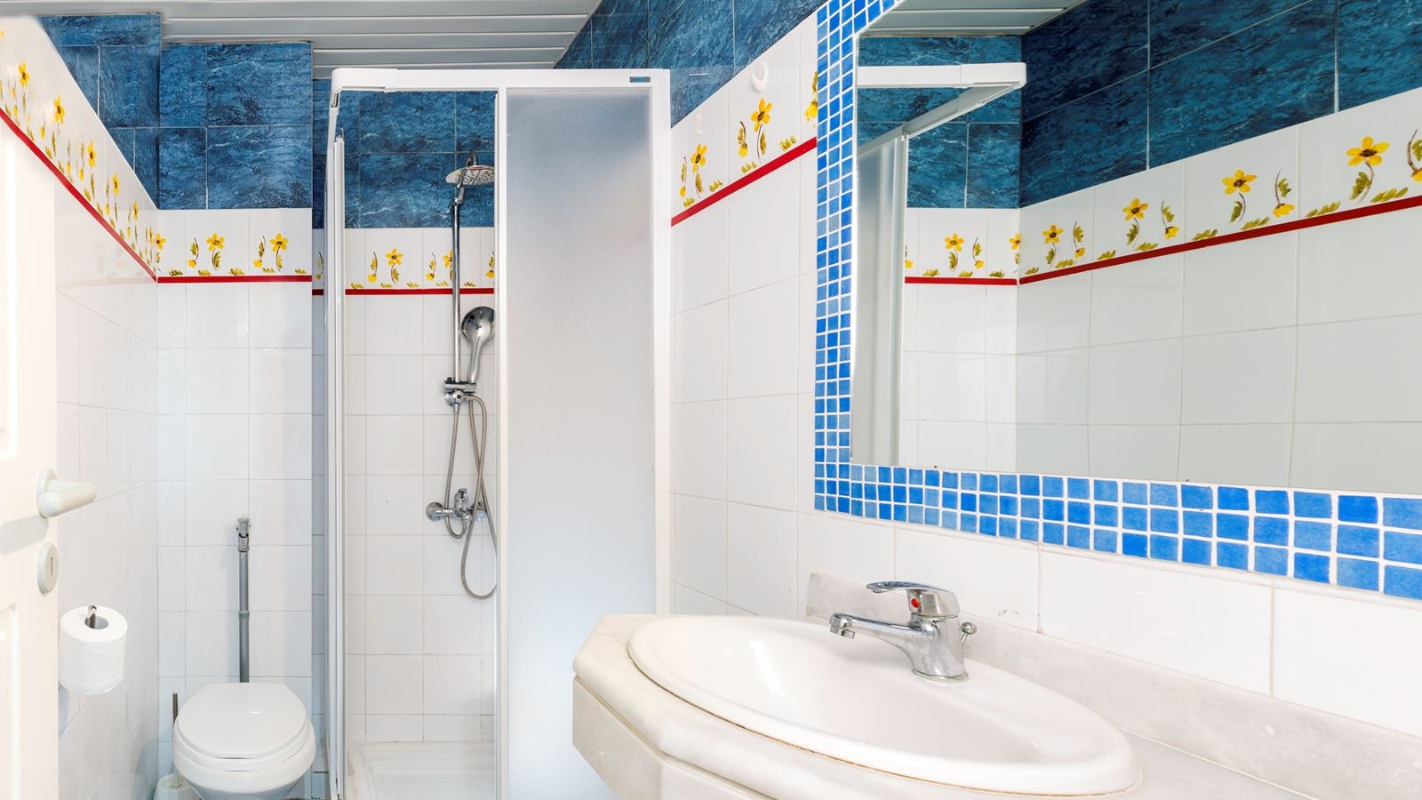 rooms-apartment-1-bedroom-sideseaview-balcony-or-terrace