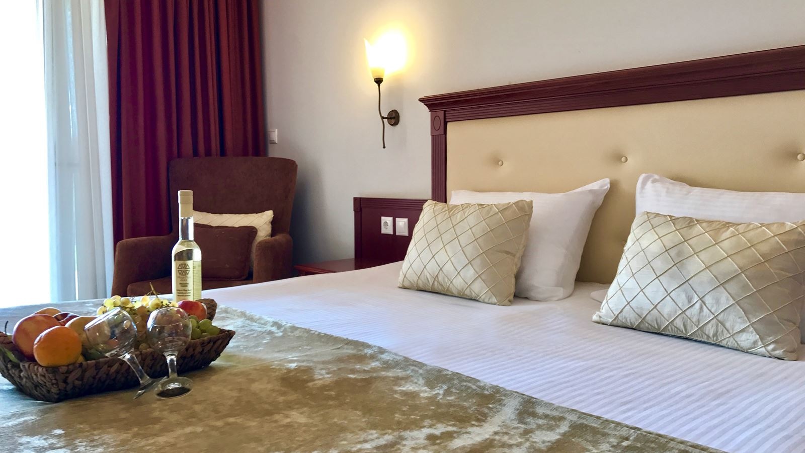 rooms-superior-deluxe-room-pool-view