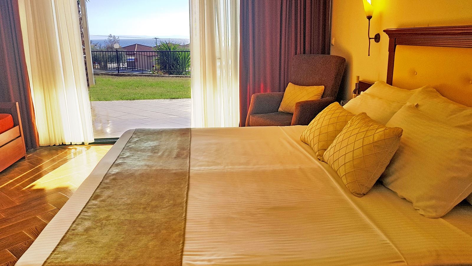 rooms-superior-deluxe-room-pool-view