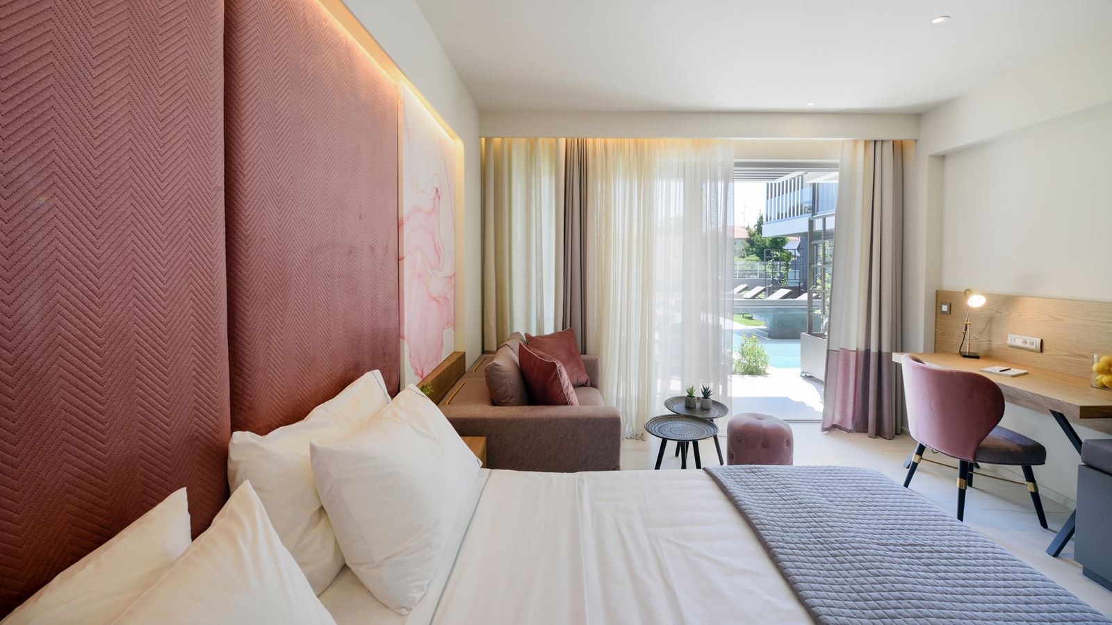 rooms-deluxe-suite-pool-view-balcony