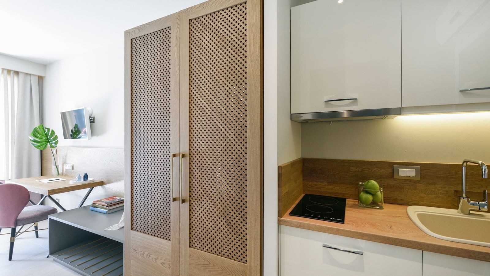 rooms-deluxe-suite-pool-view-balcony