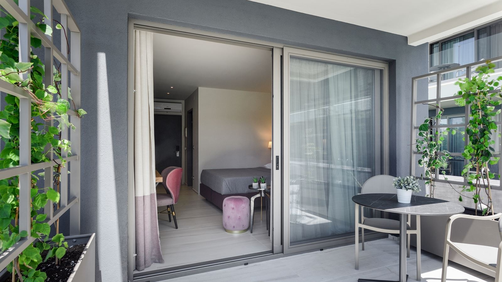 rooms-deluxe-suite-pool-view-balcony