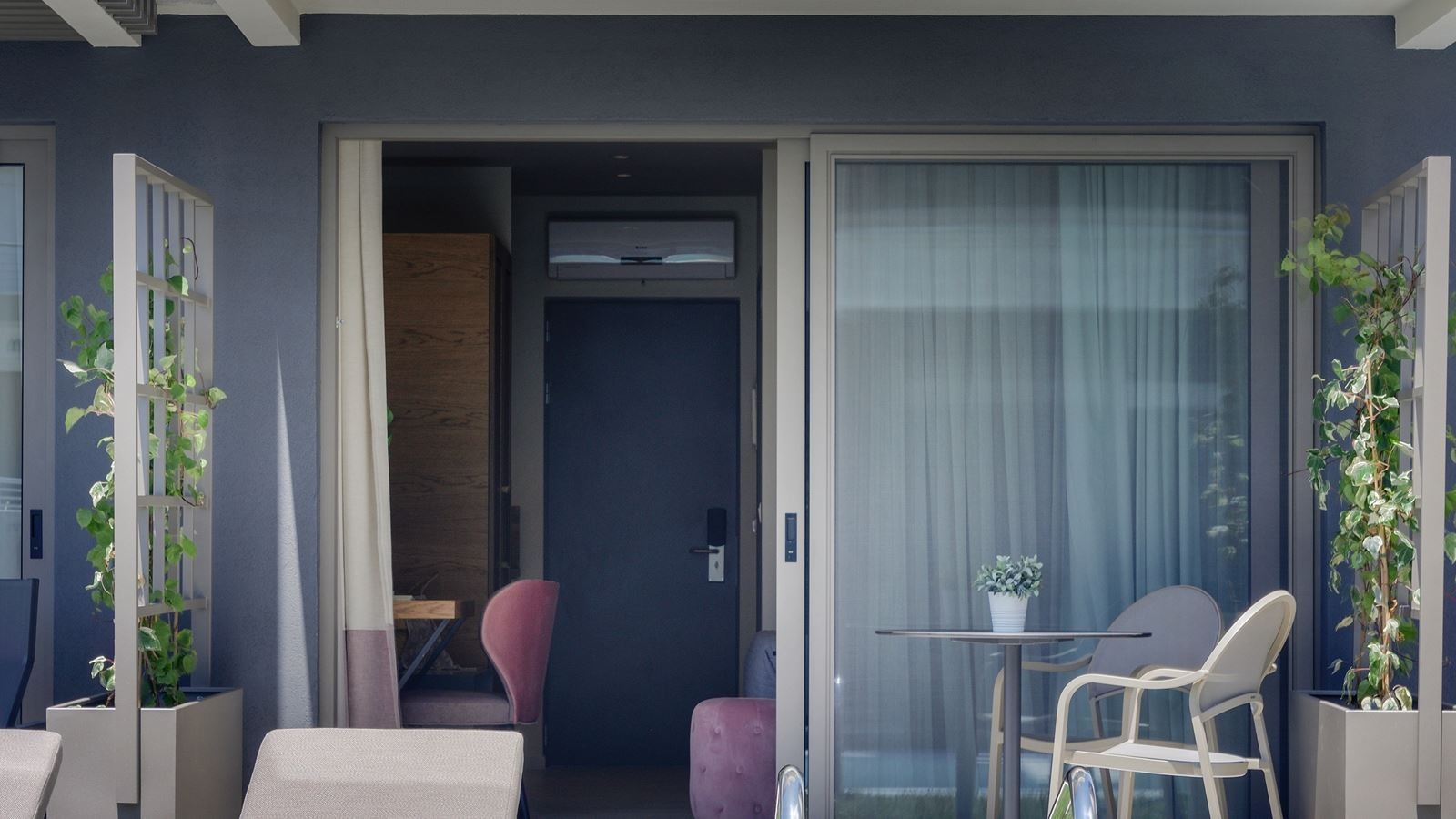 rooms-deluxe-suite-pool-view-balcony