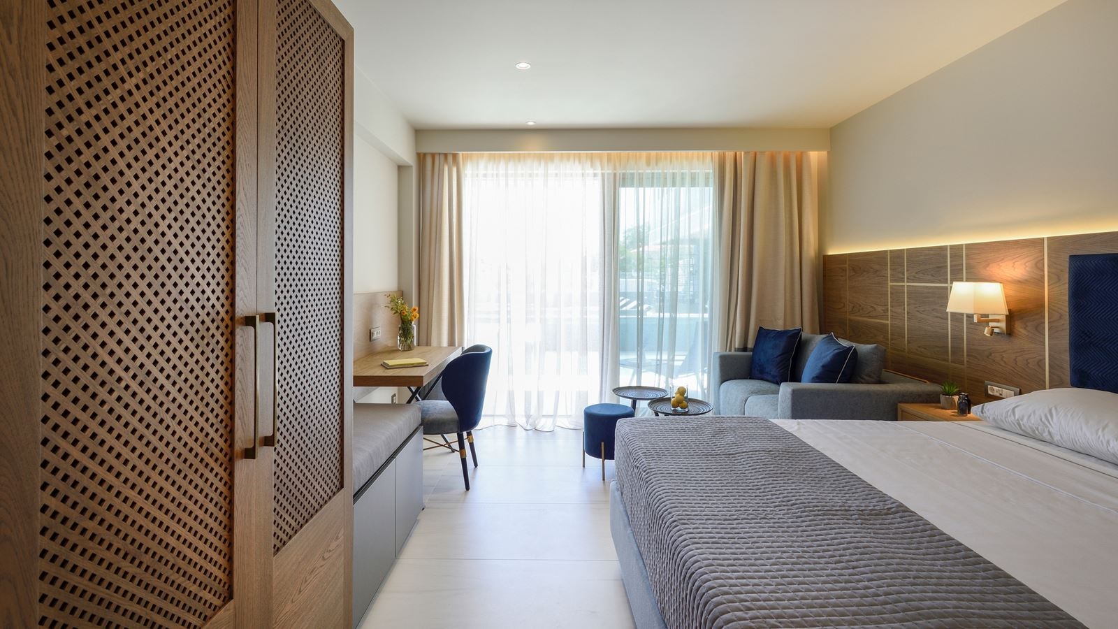 rooms-deluxe-suite-pool-view-balcony