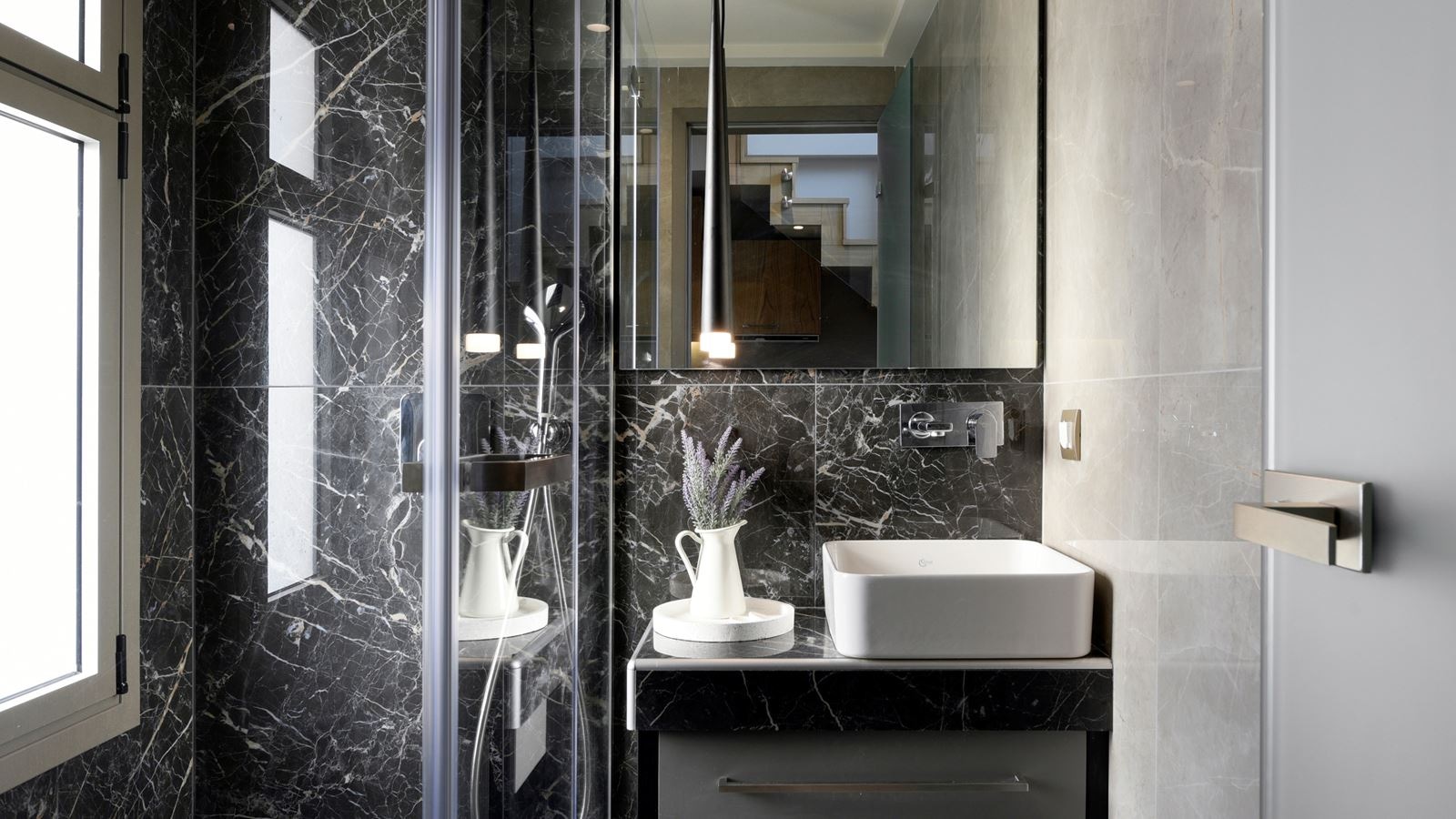 rooms-deluxe-suite-pool-view-balcony